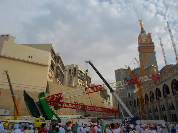 Mecca Saudi Arabia November 2017 Pilgrims Surrounds Area Giant Crane — Stock Photo, Image