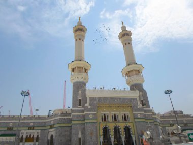 Mekke, Suudi Arabistan - 05 Mayıs 2018: Mekke'de Mescid-i Haram'ın içinde Kabe'ye geniş panoramik manzara