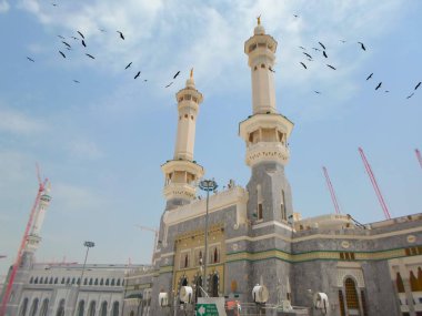 Mekke, Suudi Arabistan - 05 Mayıs 2018: Mekke'de Mescid-i Haram'ın içinde Kabe'ye geniş panoramik manzara