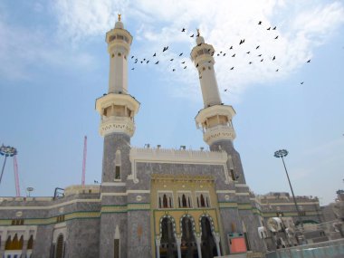 Mekke, Suudi Arabistan - 05 Mayıs 2018: Mekke'de Mescid-i Haram'ın içinde Kabe'ye geniş panoramik manzara