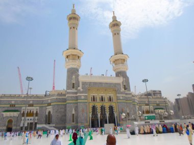 Mekke, Suudi Arabistan - 05 Mayıs 2018: Mekke'de Mescid-i Haram'ın içinde Kabe'ye geniş panoramik manzara