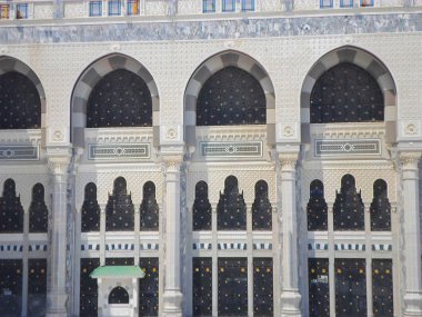 Mekke, Suudi Arabistan - 05 Mayıs 2018: Mekke'de Mescid-i Haram'ın içinde Kabe'ye geniş panoramik manzara