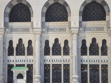 Mekke, Suudi Arabistan - 05 Mayıs 2018: Mekke'de Mescid-i Haram'ın içinde Kabe'ye geniş panoramik manzara