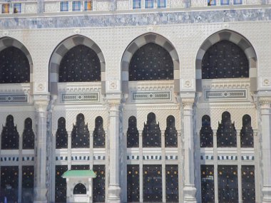 Mekke, Suudi Arabistan - 05 Mayıs 2018: Mekke'de Mescid-i Haram'ın içinde Kabe'ye geniş panoramik manzara