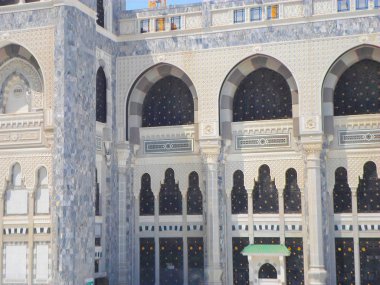 Mekke, Suudi Arabistan - 05 Mayıs 2018: Mekke'de Mescid-i Haram'ın içinde Kabe'ye geniş panoramik manzara