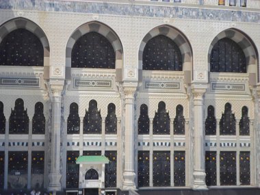 Mekke, Suudi Arabistan - 05 Mayıs 2018: Mekke'de Mescid-i Haram'ın içinde Kabe'ye geniş panoramik manzara