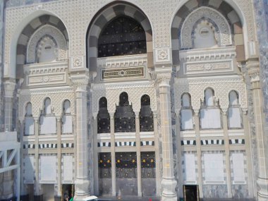 Mekke, Suudi Arabistan - 05 Mayıs 2018: Mekke'de Mescid-i Haram'ın içinde Kabe'ye geniş panoramik manzara