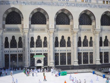 Mekke, Suudi Arabistan - 05 Mayıs 2018: Mekke'de Mescid-i Haram'ın içinde Kabe'ye geniş panoramik manzara