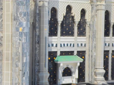 Mekke, Suudi Arabistan - 05 Mayıs 2018: Mekke'de Mescid-i Haram'ın içinde Kabe'ye geniş panoramik manzara