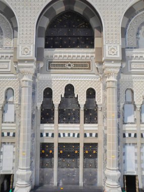 Mekke, Suudi Arabistan - 05 Mayıs 2018: Mekke'de Mescid-i Haram'ın içinde Kabe'ye geniş panoramik manzara