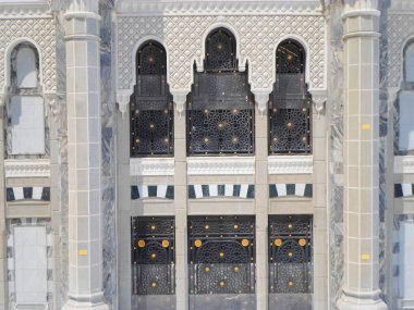 Mekke, Suudi Arabistan - 05 Mayıs 2018: Mekke'de Mescid-i Haram'ın içinde Kabe'ye geniş panoramik manzara