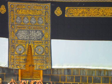 Mekke, Suudi Arabistan - 05 Mayıs 2018: Mekke'de Mescid-i Haram'ın içinde Kabe'ye geniş panoramik manzara