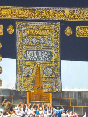 Mekke, Suudi Arabistan - 05 Mayıs 2018: Mekke'de Mescid-i Haram'ın içinde Kabe'ye geniş panoramik manzara