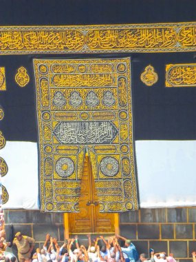 Mekke, Suudi Arabistan - 05 Mayıs 2018: Mekke'de Mescid-i Haram'ın içinde Kabe'ye geniş panoramik manzara