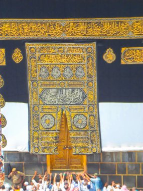 Mekke, Suudi Arabistan - 05 Mayıs 2018: Mekke'de Mescid-i Haram'ın içinde Kabe'ye geniş panoramik manzara