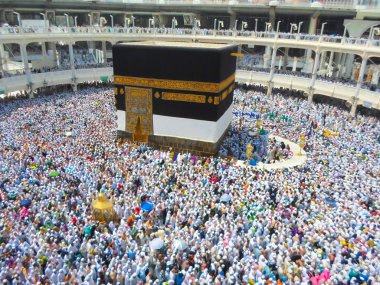 Mekke, Suudi Arabistan - 05 Mayıs 2018: Mekke'de Mescid-i Haram'ın içinde Kabe'ye geniş panoramik manzara