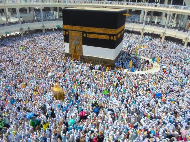 Mekke, Suudi Arabistan - 05 Mayıs 2018: Mekke'de Mescid-i Haram'ın içinde Kabe'ye geniş panoramik manzara
