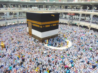 Mekke, Suudi Arabistan - 05 Mayıs 2018: Mekke'de Mescid-i Haram'ın içinde Kabe'ye geniş panoramik manzara