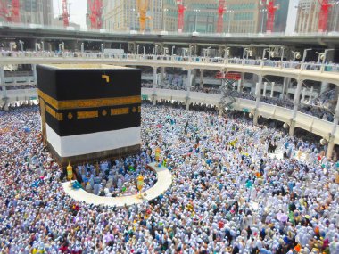 Mekke, Suudi Arabistan - 05 Mayıs 2018: Mekke'de Mescid-i Haram'ın içinde Kabe'ye geniş panoramik manzara
