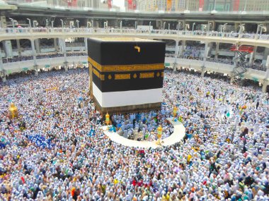 Mekke, Suudi Arabistan - 05 Mayıs 2018: Mekke'de Mescid-i Haram'ın içinde Kabe'ye geniş panoramik manzara