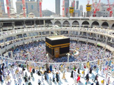 Mekke, Suudi Arabistan - 05 Mayıs 2018: Mekke'de Mescid-i Haram'ın içinde Kabe'ye geniş panoramik manzara