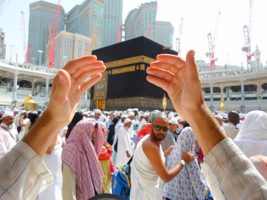 Mekke, Suudi Arabistan (30.08.2018) : Hac seansı sırasında Mescidi'de Kabe'nin önünde bir hacının dua eden elleri.