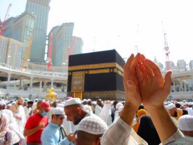 Mekke, Suudi Arabistan (30.08.2018) : Hac seansı sırasında Mescidi'de Kabe'nin önünde bir hacının dua eden elleri.