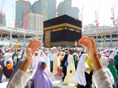 Mekke, Suudi Arabistan (30.08.2018) : Hac seansı sırasında Mescidi'de Kabe'nin önünde bir hacının dua eden elleri.