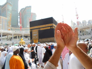 Mekke, Suudi Arabistan (30.08.2018) : Hac seansı sırasında Mescidi'de Kabe'nin önünde bir hacının dua eden elleri.