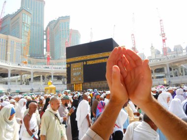 Mekke, Suudi Arabistan (30.08.2018) : Hac seansı sırasında Mescidi'de Kabe'nin önünde bir hacının dua eden elleri.
