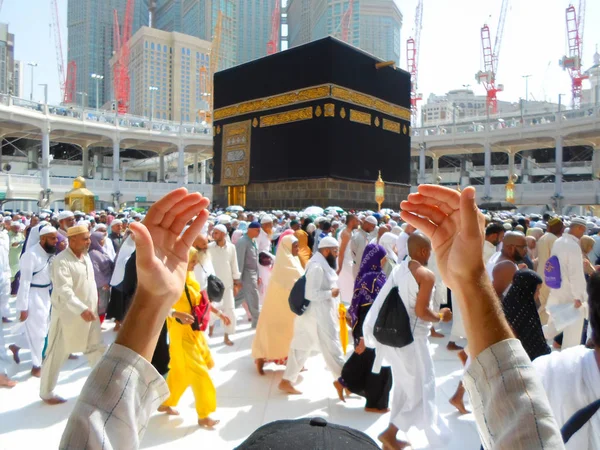 Mekka Arabia Saudyjska 2018 Modlitwa Rąk Pielgrzymki Hajj Przed Kaaba — Zdjęcie stockowe
