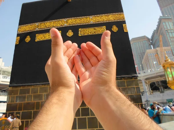 Mekke, Suudi Arabistan (30.08.2018) : Hac seansı sırasında Mescidi'de Kabe'nin önünde bir hacının dua eden elleri.