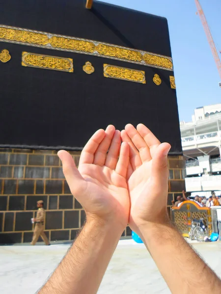 Mecca Saudi Arabia 2018 Praying Hands Hajj Pilgrim Front Kaaba — Stock Photo, Image