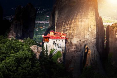 Yunanistan 'ın Meteora kentindeki kaya manastırlarının üzerinde esrarengiz asılı duruyor
