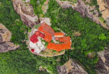 Yunanistan 'ın Meteora kentindeki kaya manastırlarının üzerinde esrarengiz asılı duruyor