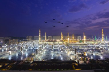 Suudi Arabistan 'daki peygamber camii, Medine. Dünyanın en büyük camilerinden birisidir. Mekke 'den sonra, İslam' ın en kutsal ikinci camii. Suudi Arabistan, Medine.