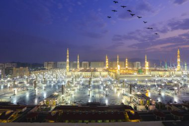 Suudi Arabistan 'daki peygamber camii, Medine. Dünyanın en büyük camilerinden birisidir. Mekke 'den sonra, İslam' ın en kutsal ikinci camii. Suudi Arabistan, Medine.