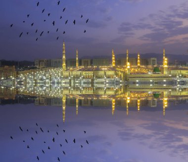Suudi Arabistan 'daki peygamber camii, Medine. Dünyanın en büyük camilerinden birisidir. Mekke 'den sonra, İslam' ın en kutsal ikinci camii. Suudi Arabistan, Medine.