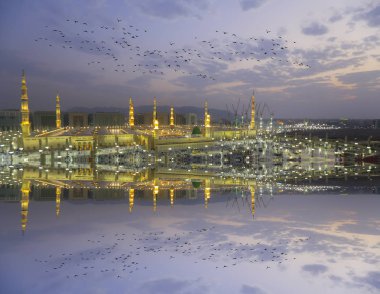 Suudi Arabistan 'daki peygamber camii, Medine. Dünyanın en büyük camilerinden birisidir. Mekke 'den sonra, İslam' ın en kutsal ikinci camii. Suudi Arabistan, Medine.