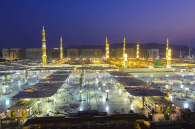 Suudi Arabistan 'daki peygamber camii, Medine. Dünyanın en büyük camilerinden birisidir. Mekke 'den sonra, İslam' ın en kutsal ikinci camii. Suudi Arabistan, Medine.