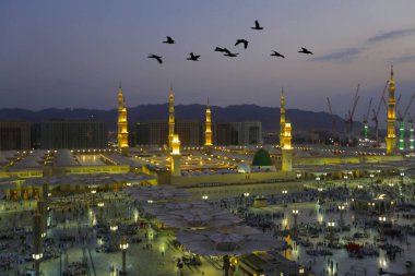 Suudi Arabistan 'daki peygamber camii, Medine. Dünyanın en büyük camilerinden birisidir. Mekke 'den sonra, İslam' ın en kutsal ikinci camii. Suudi Arabistan, Medine.
