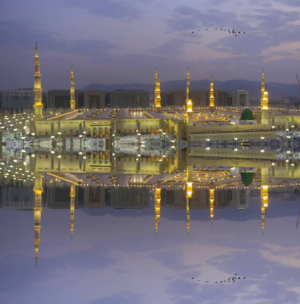 サウジアラビアの預言者のモスク メディナ それは世界最大のモスクの一つです マッカに次ぐイスラームで2番目に神聖なモスクです サウジアラビア メディナ — ストック写真