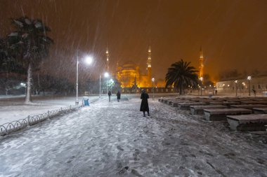 Kış aylarında kar yağışlı mavi cami, İstanbul.