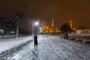 Kış aylarında kar yağışlı mavi cami, İstanbul.