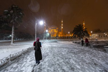 Kış aylarında kar yağışlı mavi cami, İstanbul.