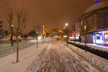 Kış aylarında kar yağışlı mavi cami, İstanbul.