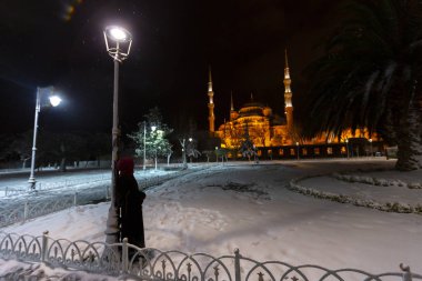 Kış aylarında kar yağışlı mavi cami, İstanbul.