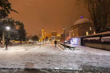 Kış aylarında kar yağışlı mavi cami, İstanbul.