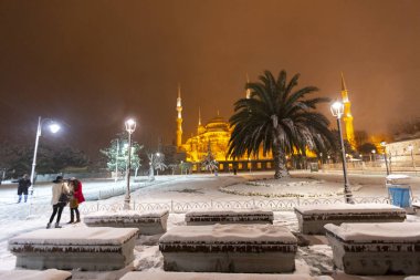 Kış aylarında kar yağışlı mavi cami, İstanbul.