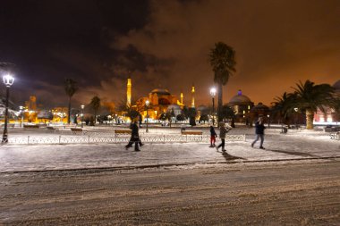 Kış aylarında kar yağışlı mavi cami, İstanbul.